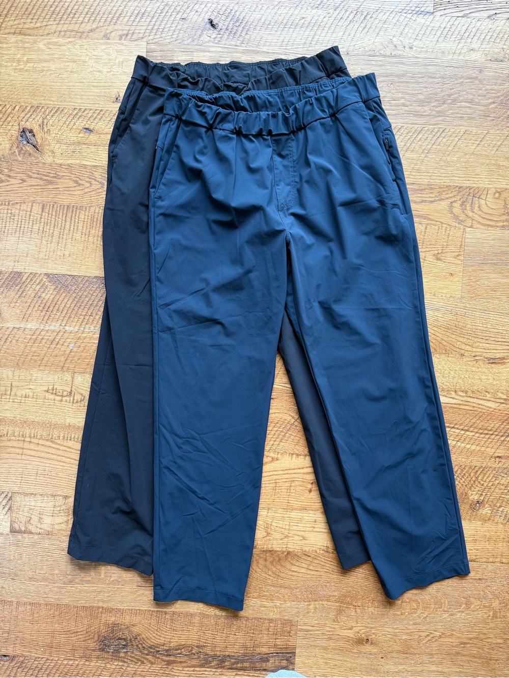 2 pair bundle Womenโs Vuori pants. Size L black and navy